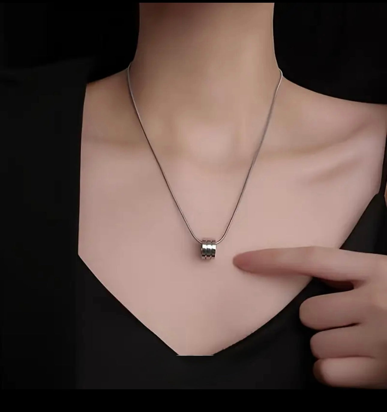 Minimalist silvery necklace- inspo design