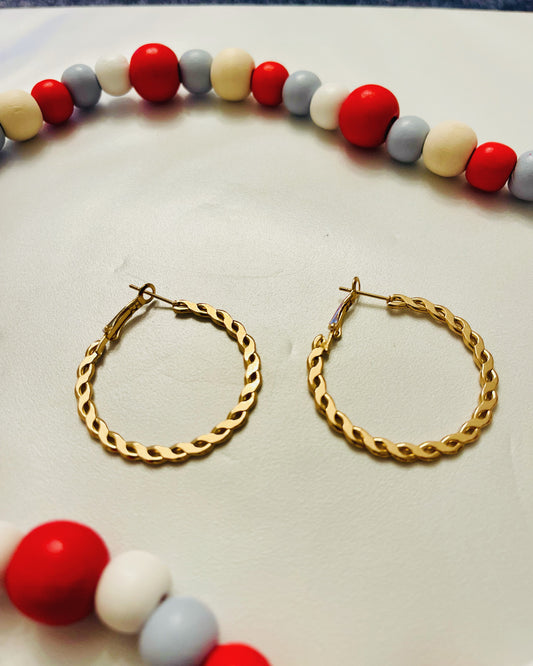 Flat twisted hoop