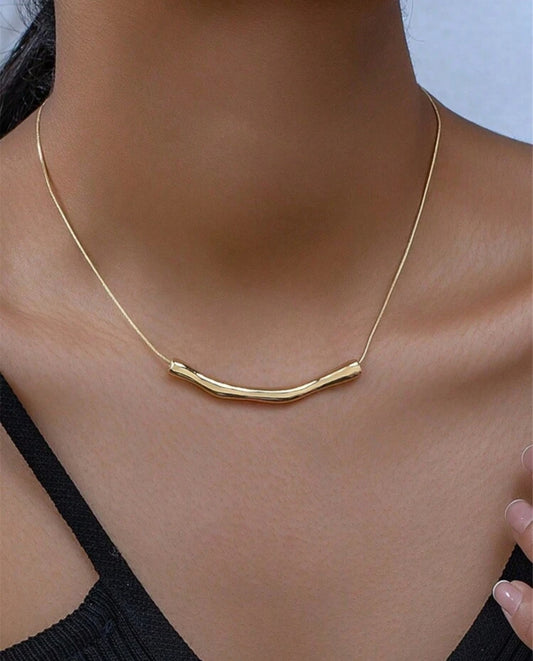 Minimal Gold Twist Necklace
